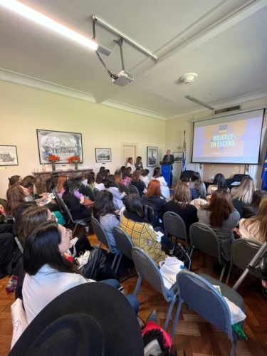 Mujeres en Escena: liderazgo, oratoria y networking. Un evento de la Delegación de la UE en Uruguay, organizado por Brava.